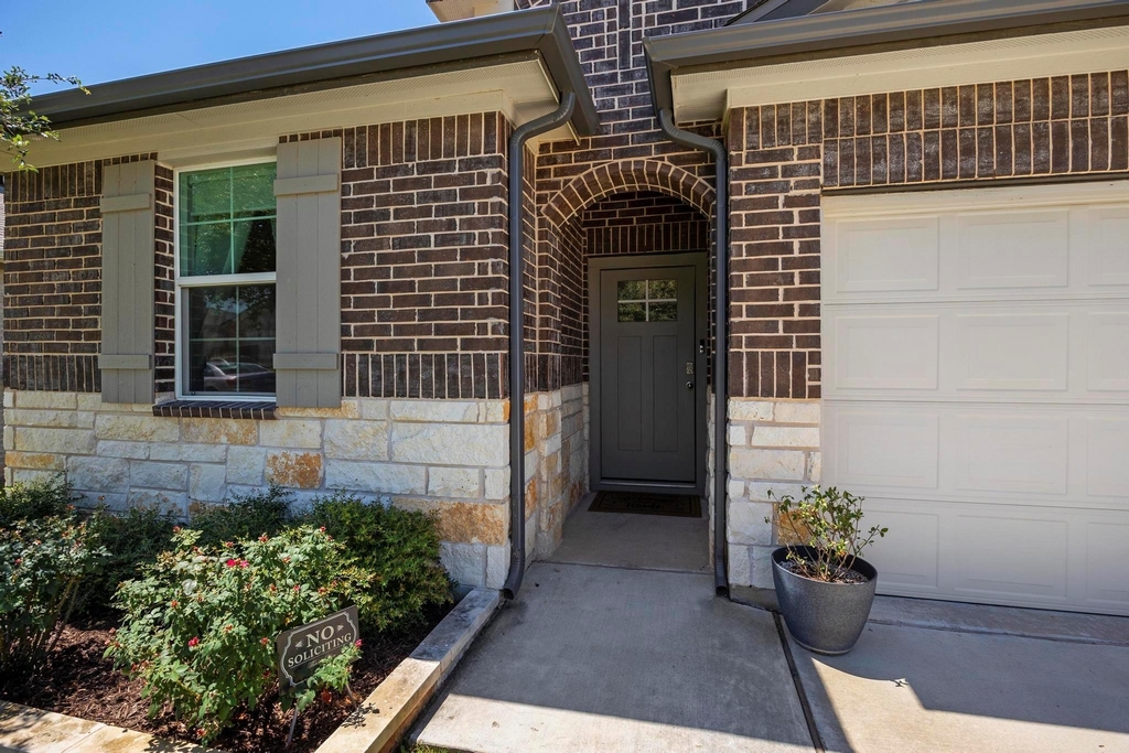 301 Brody Ln - Photo 0