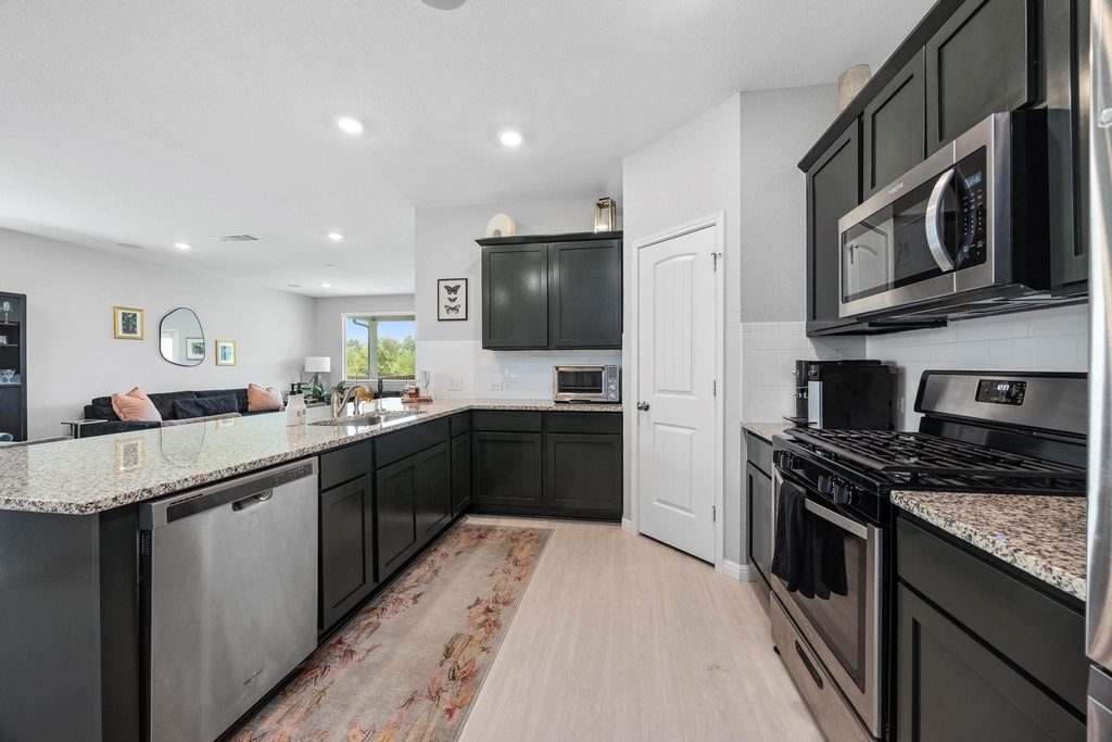 301 Brody Ln - Photo 3