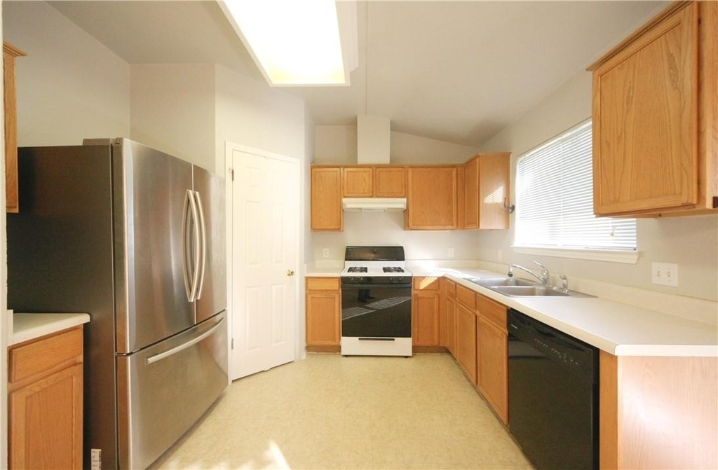 2001 Charlotte Way - Photo 5