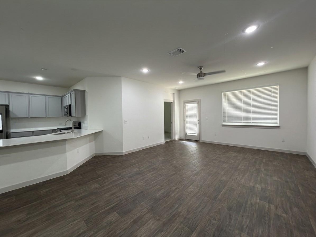 3001 Egan Dr - Photo 4