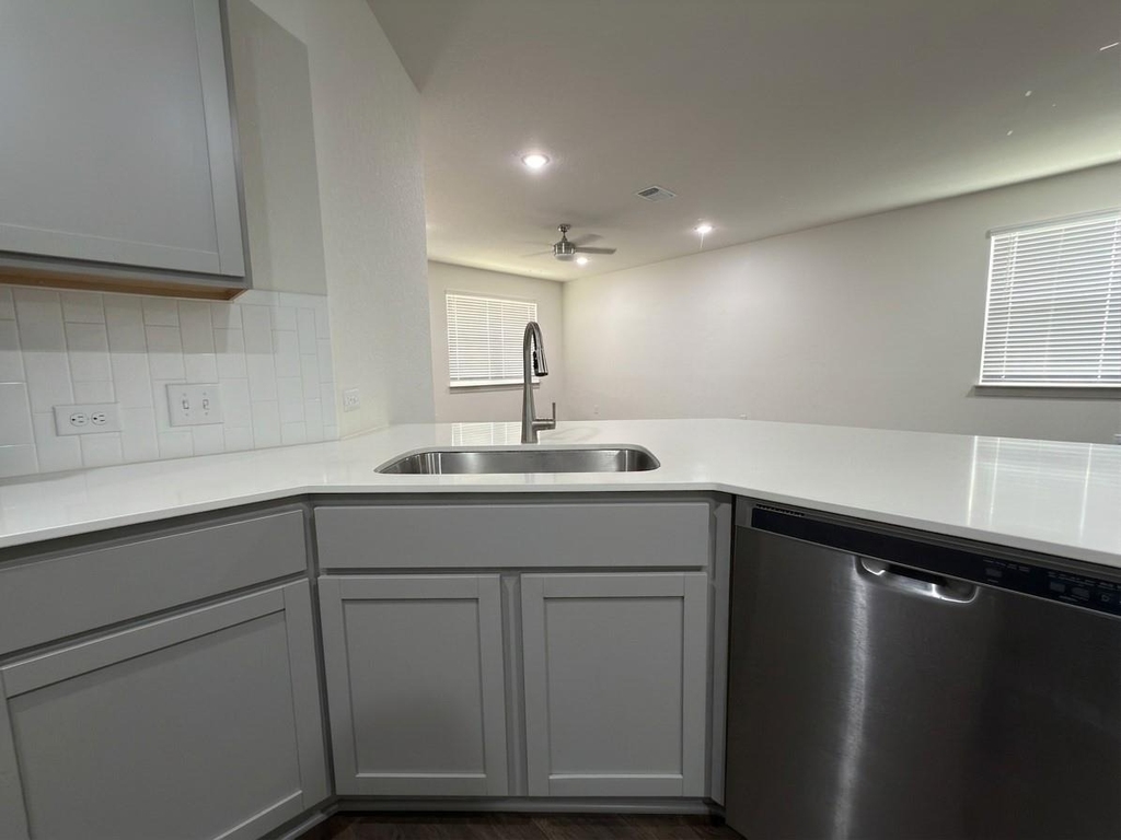 3001 Egan Dr - Photo 3