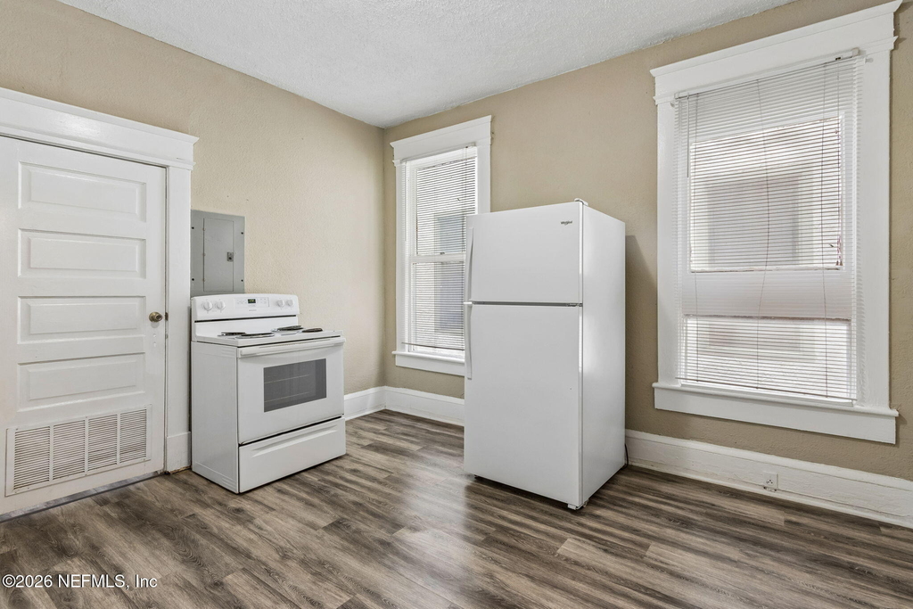 2749 Vernon Terrace - Photo 11