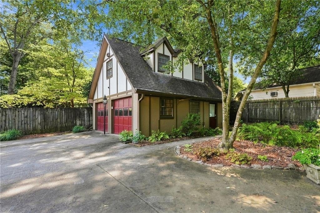 826 Mentelle Drive Ne - Photo 0