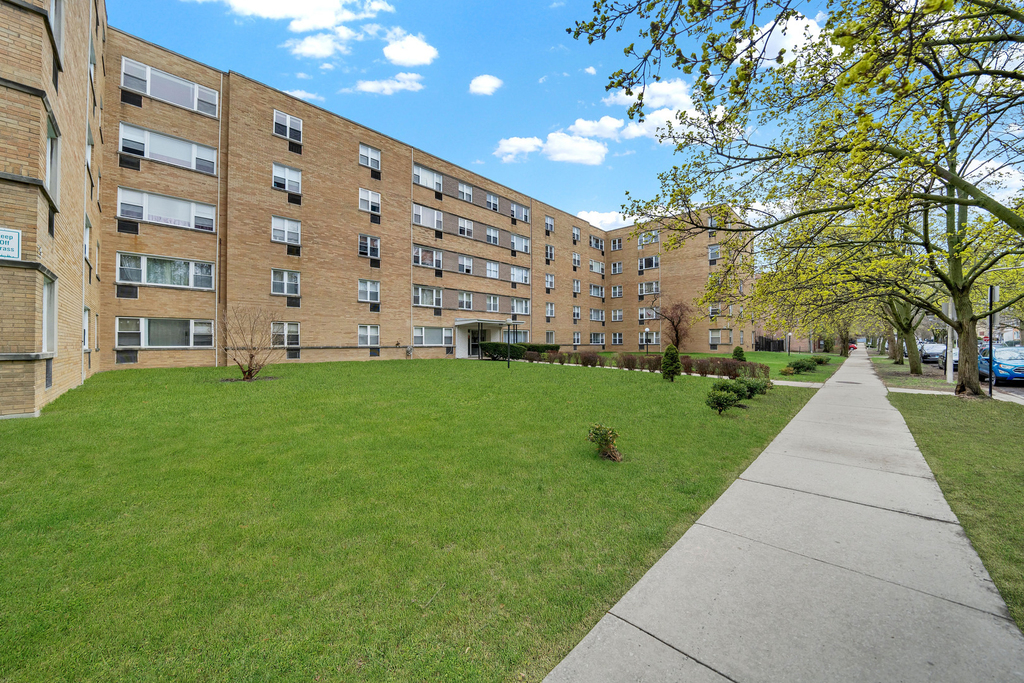 6161 N Hoyne Avenue - Photo 1