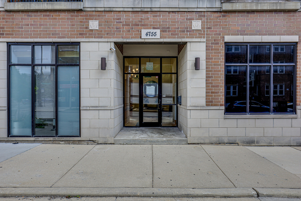 4755 N Washtenaw Avenue - Photo 1