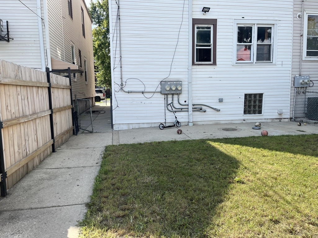 4345 S Artesian Avenue - Photo 2