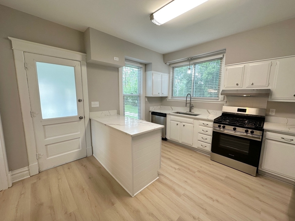 438 Ada Street - Photo 2