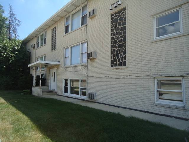8701 S 81st Court - Photo 0