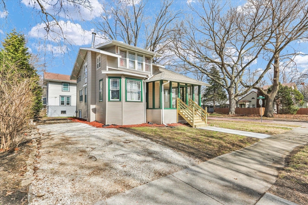 502 W John Street - Photo 1