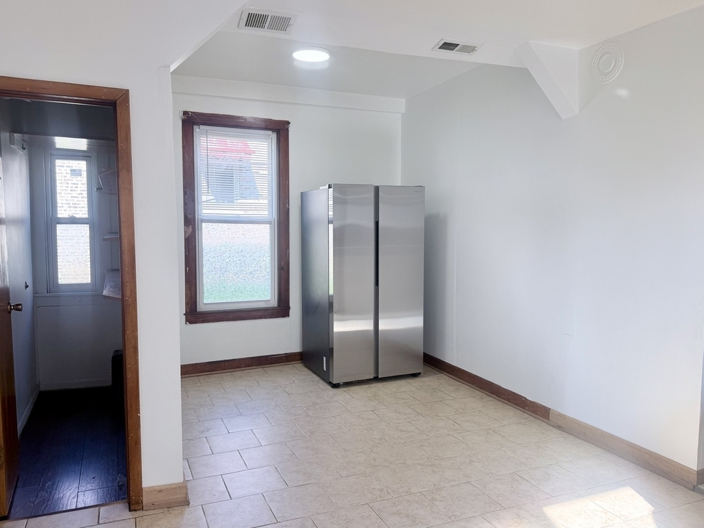 1633 W 38th Street - Photo 10