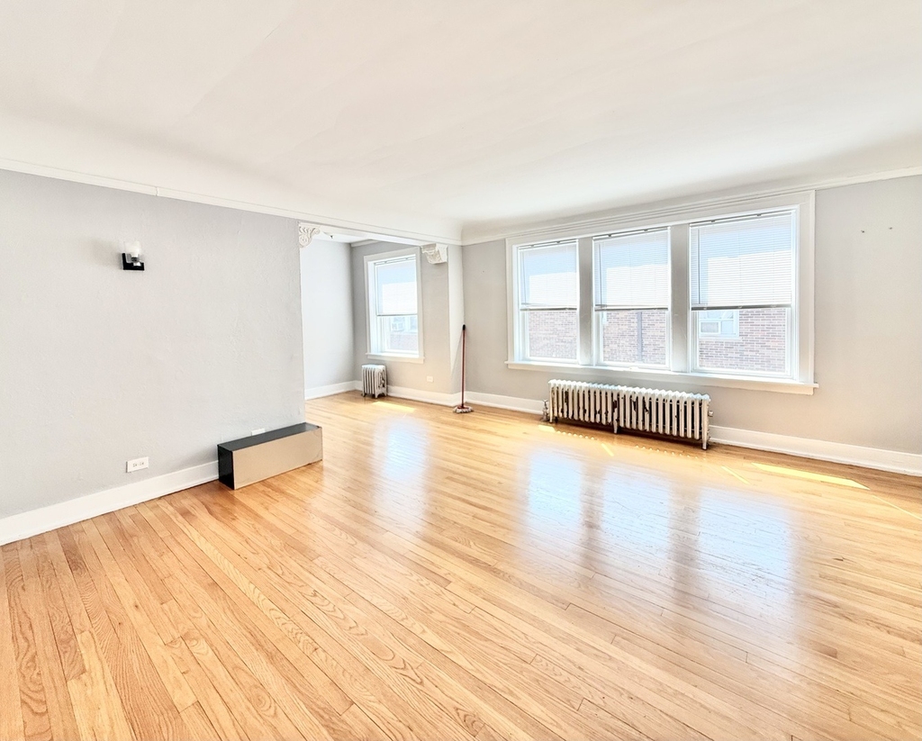 2801 W Lunt Avenue - Photo 1