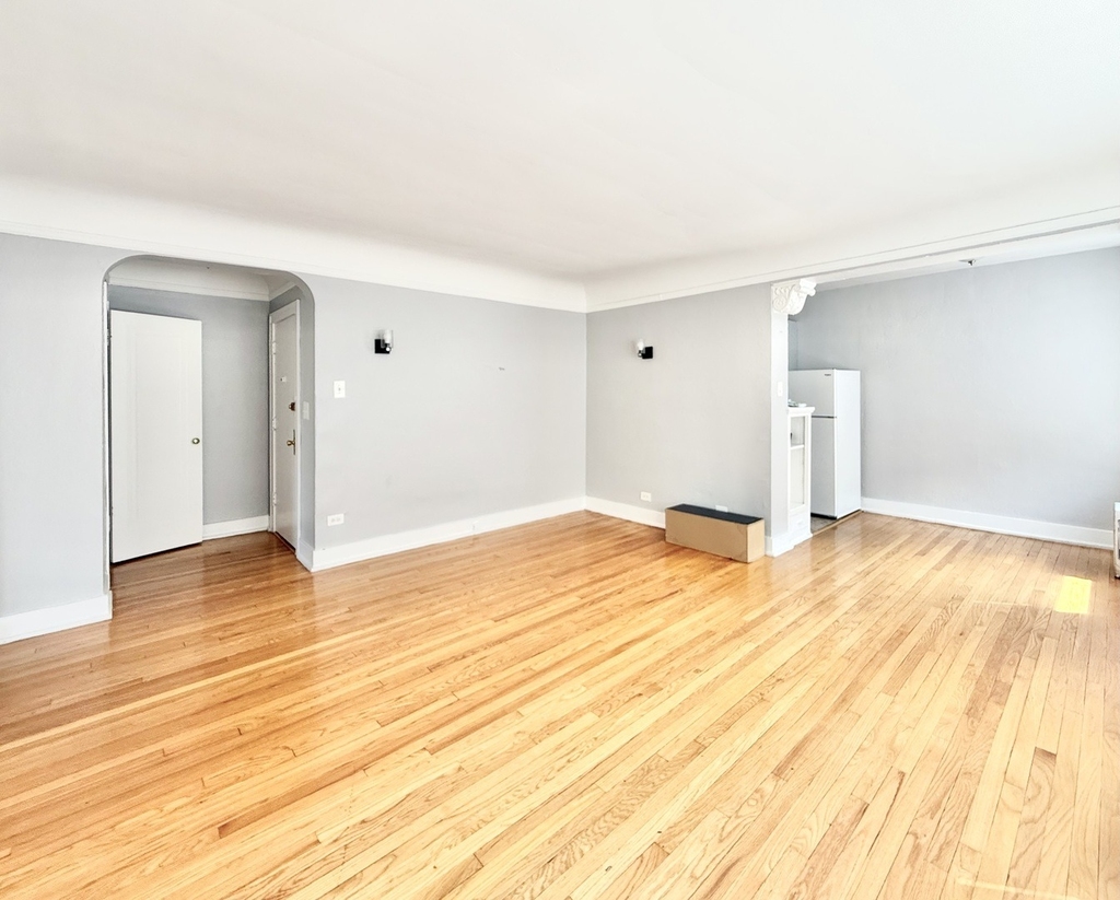 2801 W Lunt Avenue - Photo 2