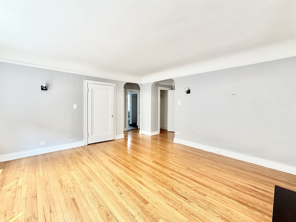 2801 W Lunt Avenue - Photo 3
