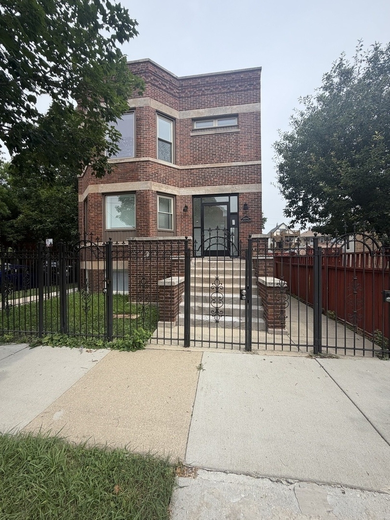 4040 W Roscoe Street - Photo 0