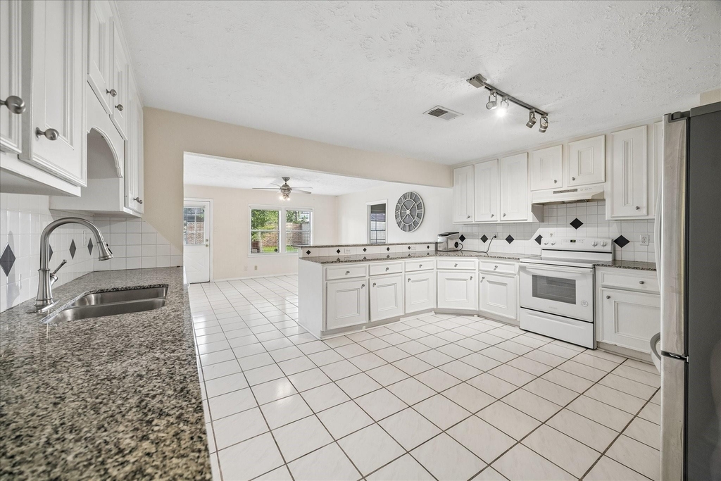 6621 Westview - Photo 4