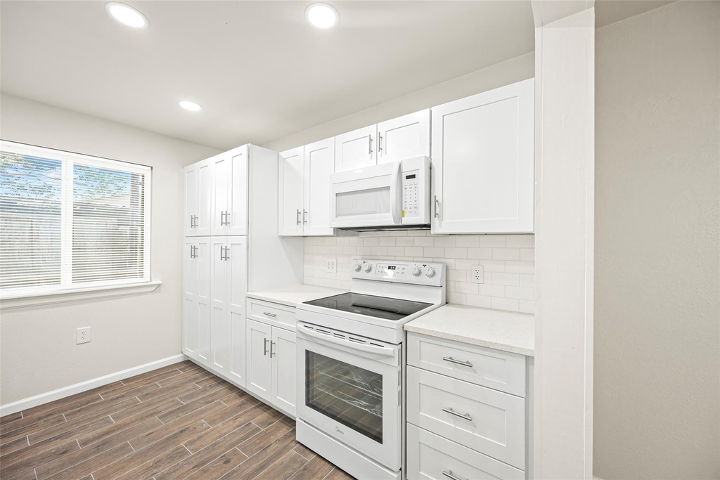 1831 Country Village Boulevard - Photo 7