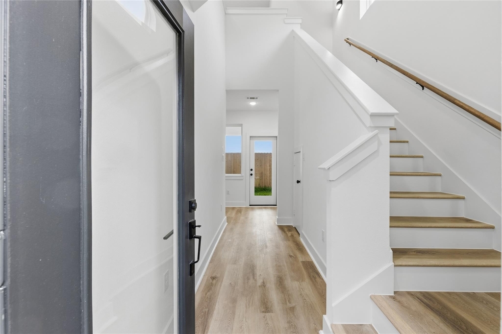 812 Elkhart Street - Photo 3