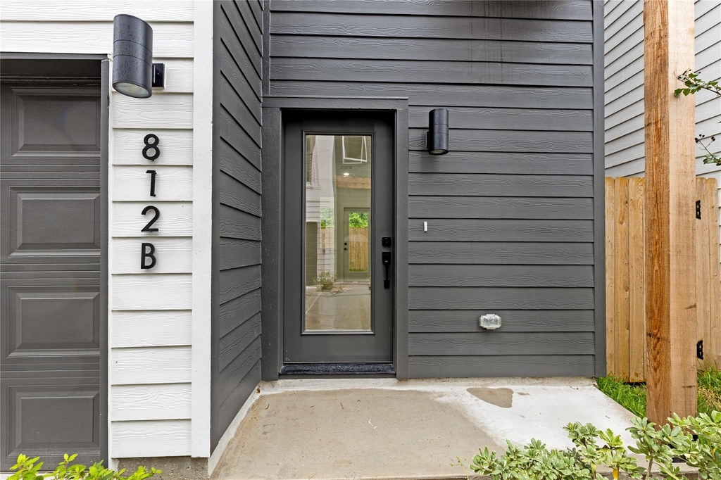 812 Elkhart Street - Photo 0