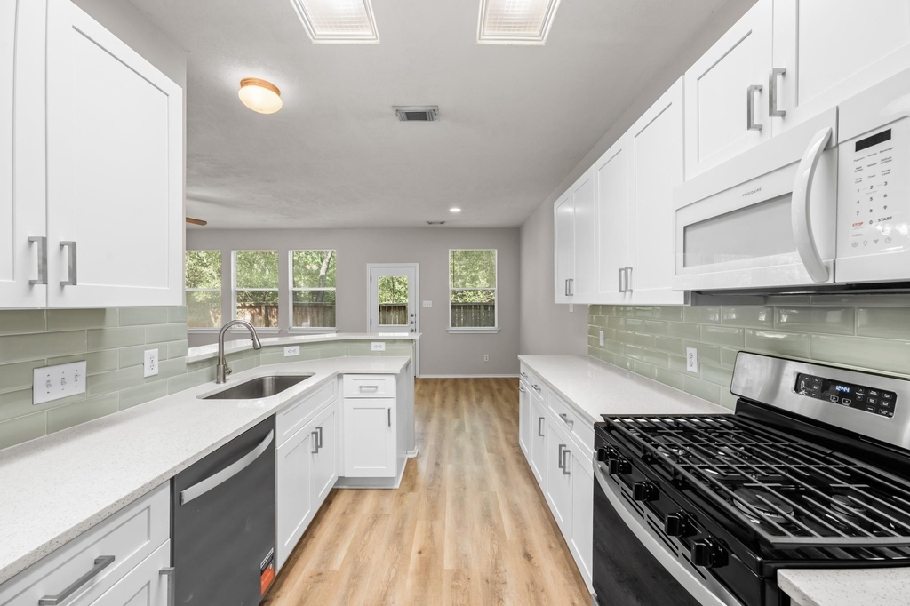211 N Burberry Park Circle - Photo 1