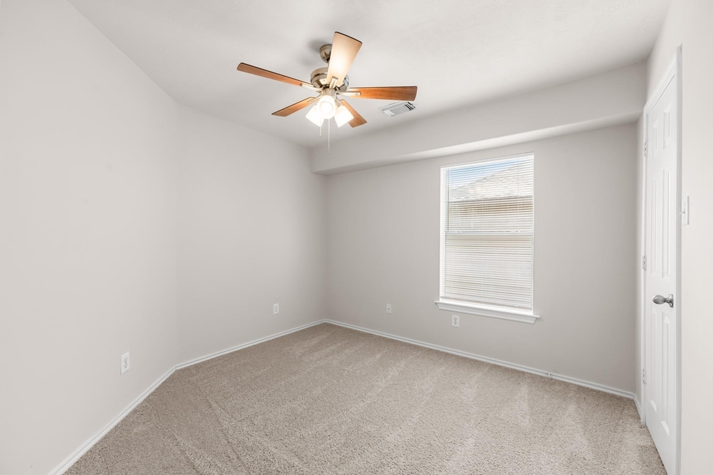 211 N Burberry Park Circle - Photo 28