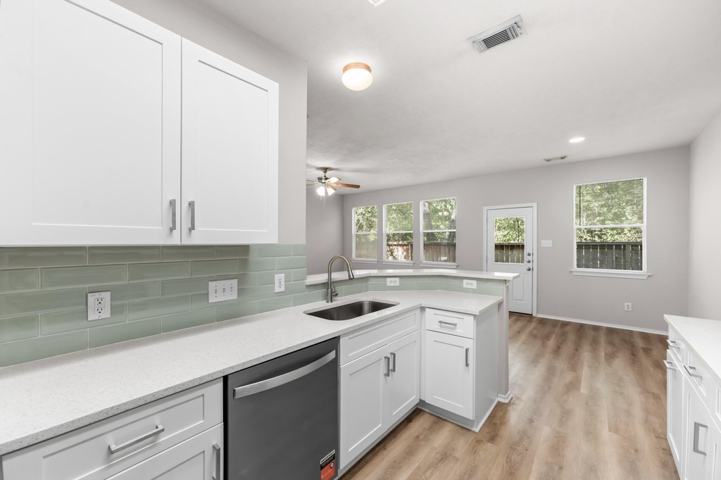 211 N Burberry Park Circle - Photo 12
