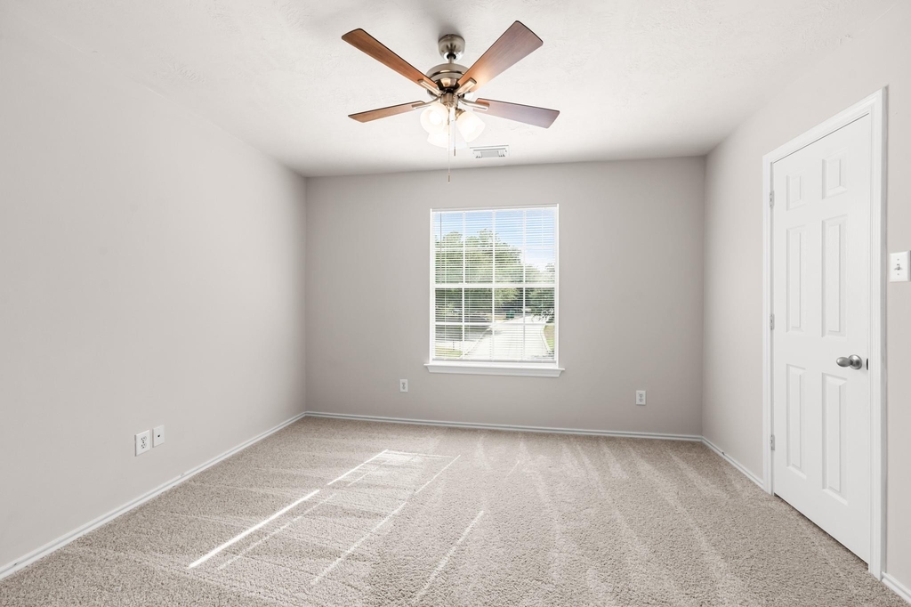 211 N Burberry Park Circle - Photo 24