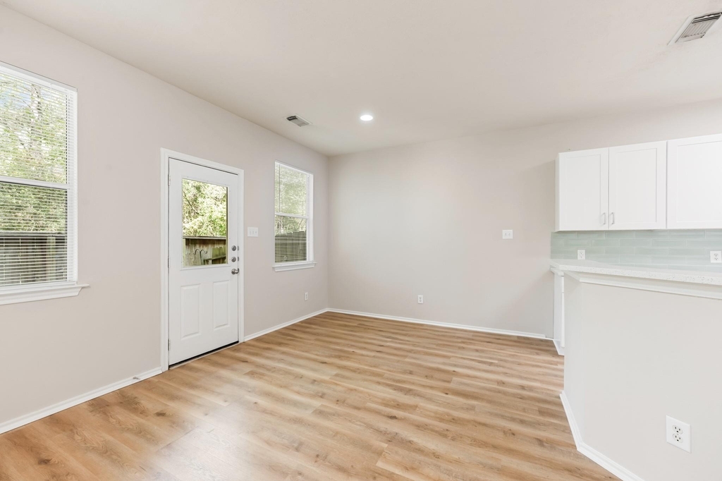 211 N Burberry Park Circle - Photo 21