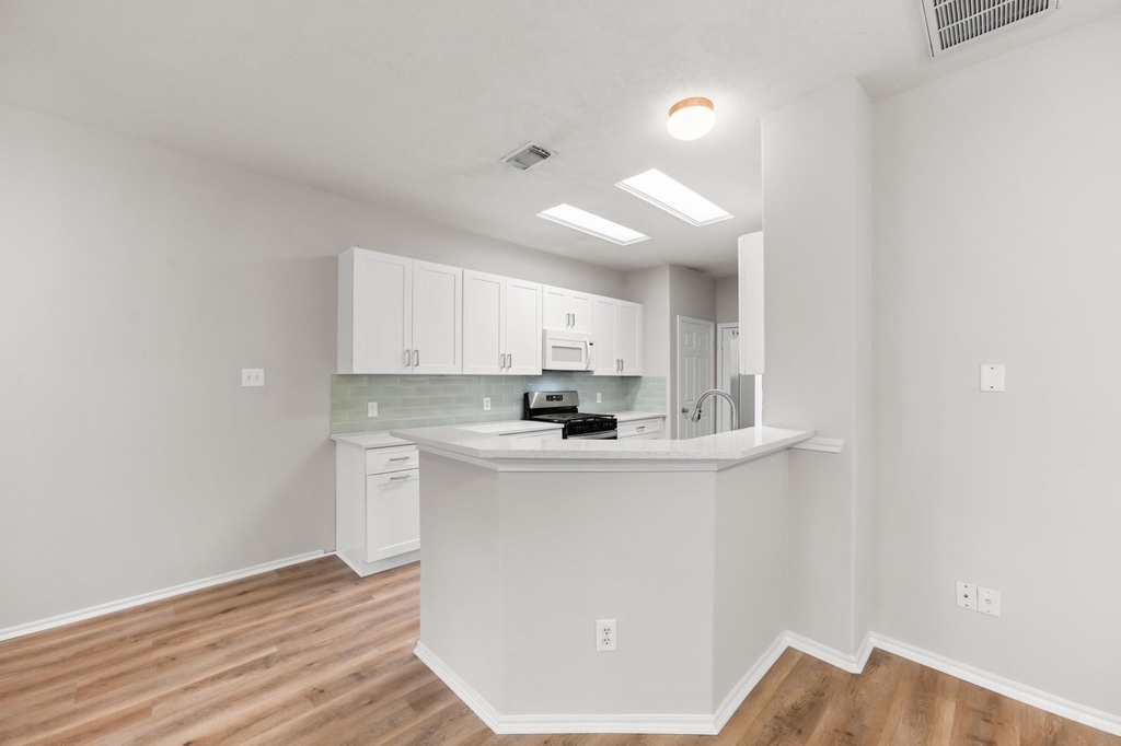 211 N Burberry Park Circle - Photo 6