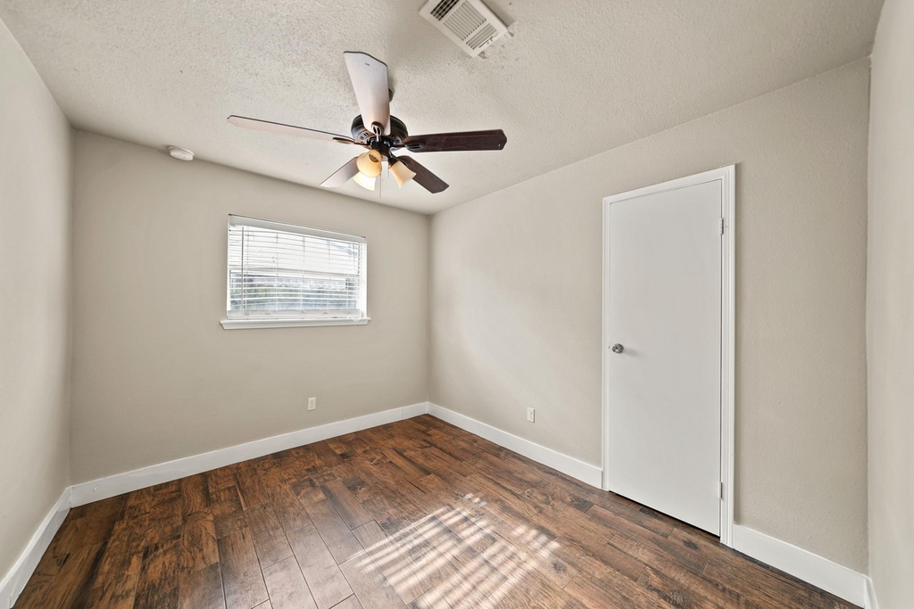 2118 N Austin Avenue - Photo 7