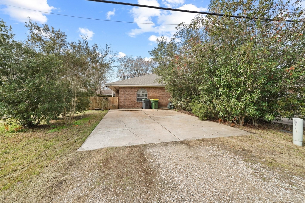 2118 N Austin Avenue - Photo 0
