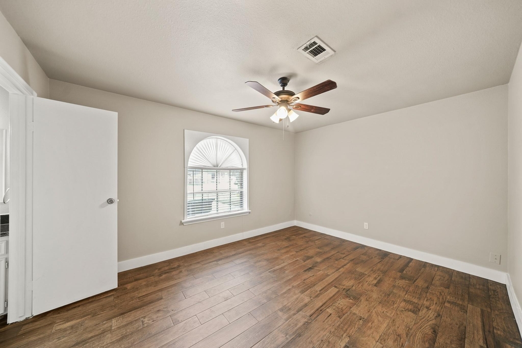 2118 N Austin Avenue - Photo 5