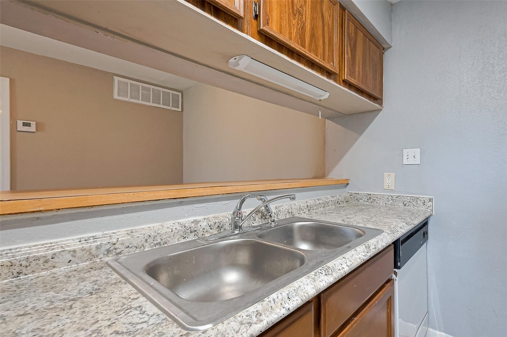 9090 S Braeswood Boulevard - Photo 16