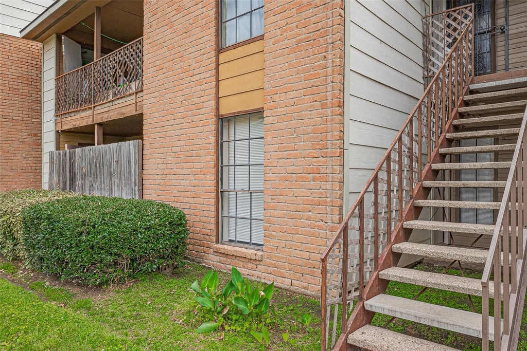 9090 S Braeswood Boulevard - Photo 1