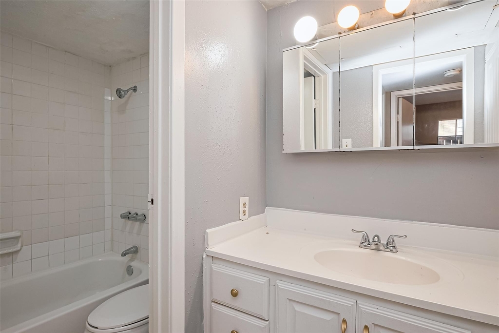 9090 S Braeswood Boulevard - Photo 32