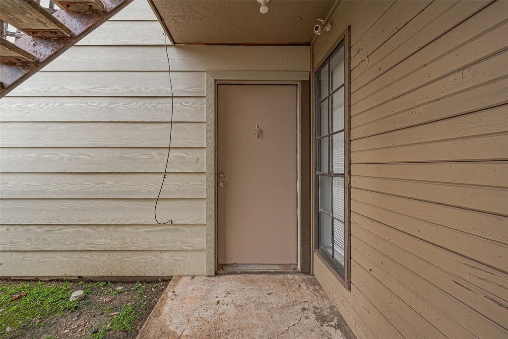 9090 S Braeswood Boulevard - Photo 2