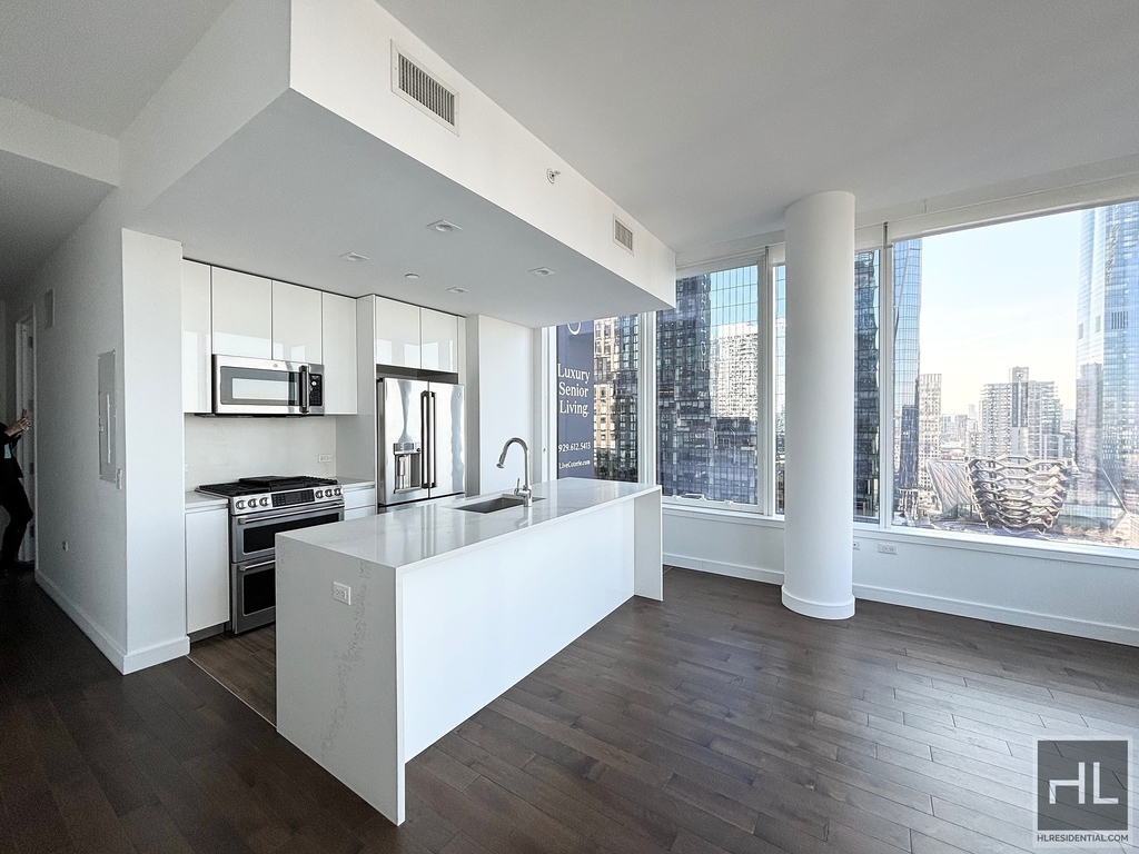 West 36 Street - Photo 3