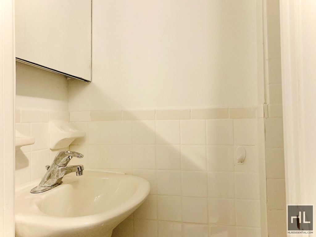 York Avenue - Photo 2