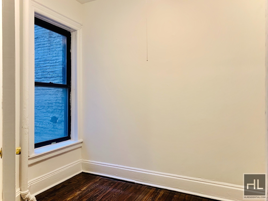York Avenue - Photo 1