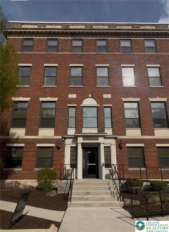 528 N New Street - Photo 0