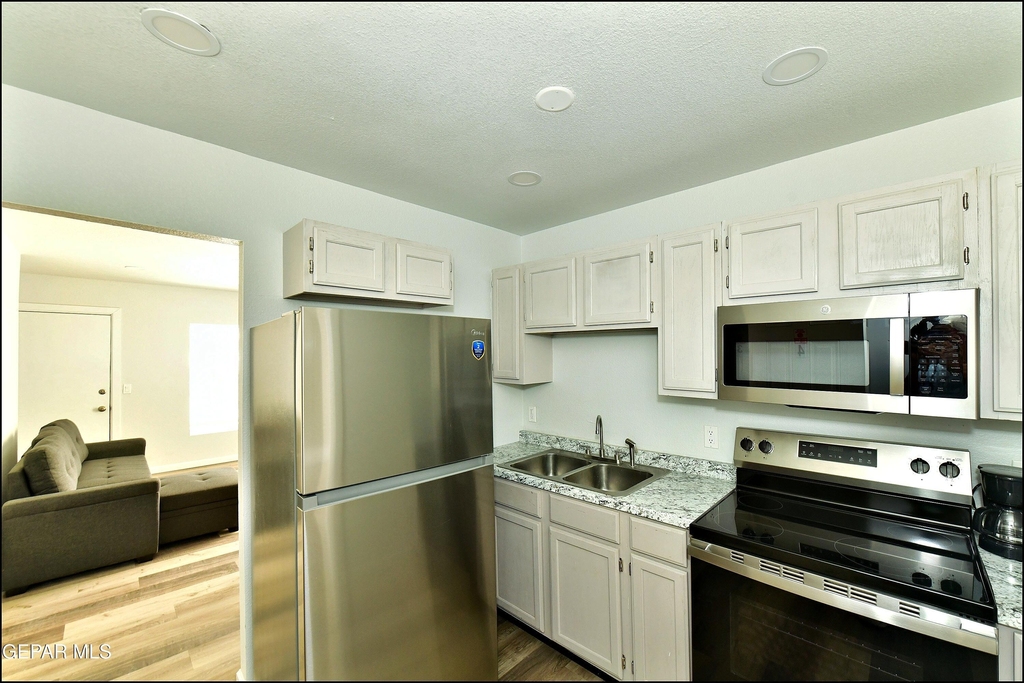 6806 Alameda Avenue - Photo 9