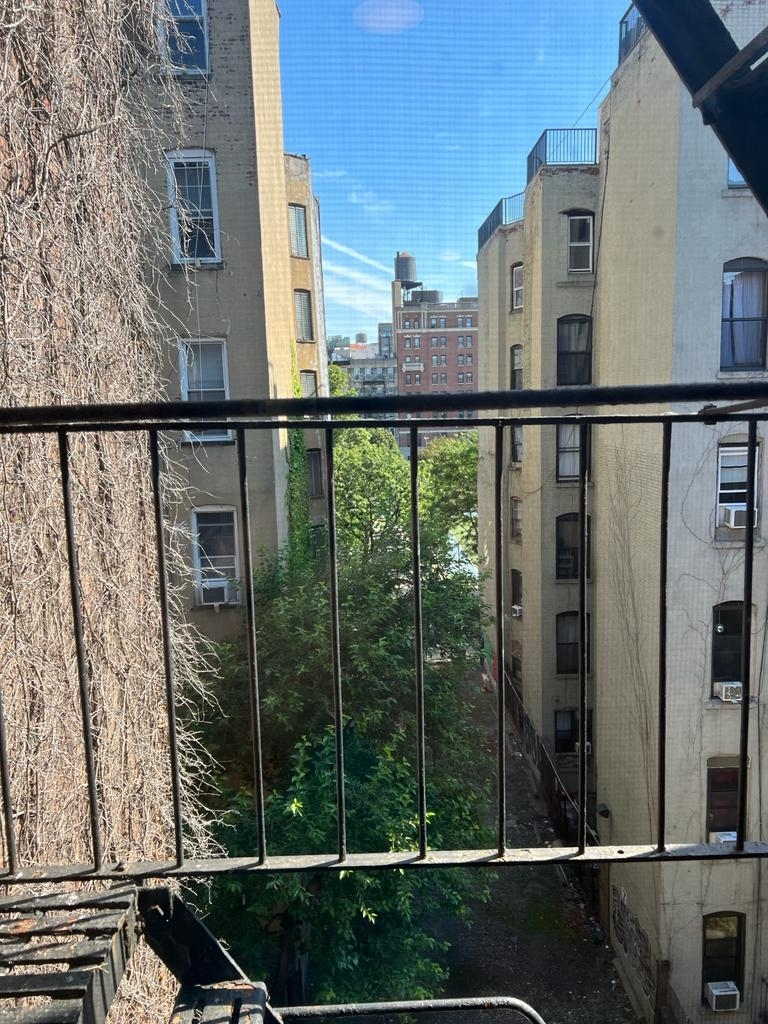 East 10th Street - Photo 5