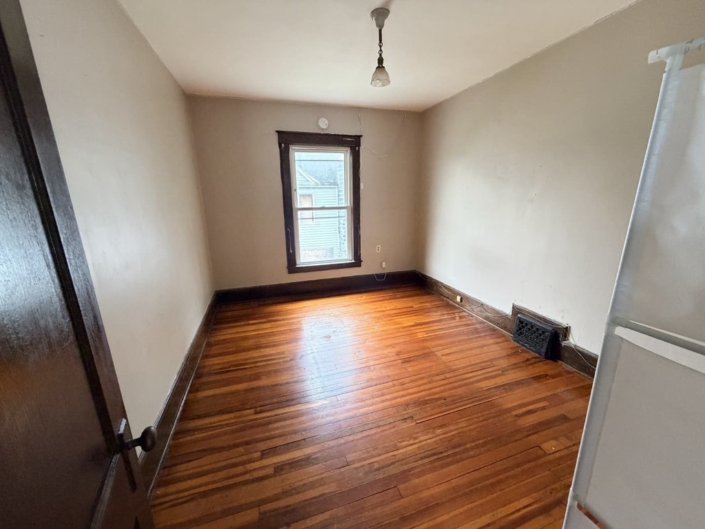 12 Tompkins St - Photo 2