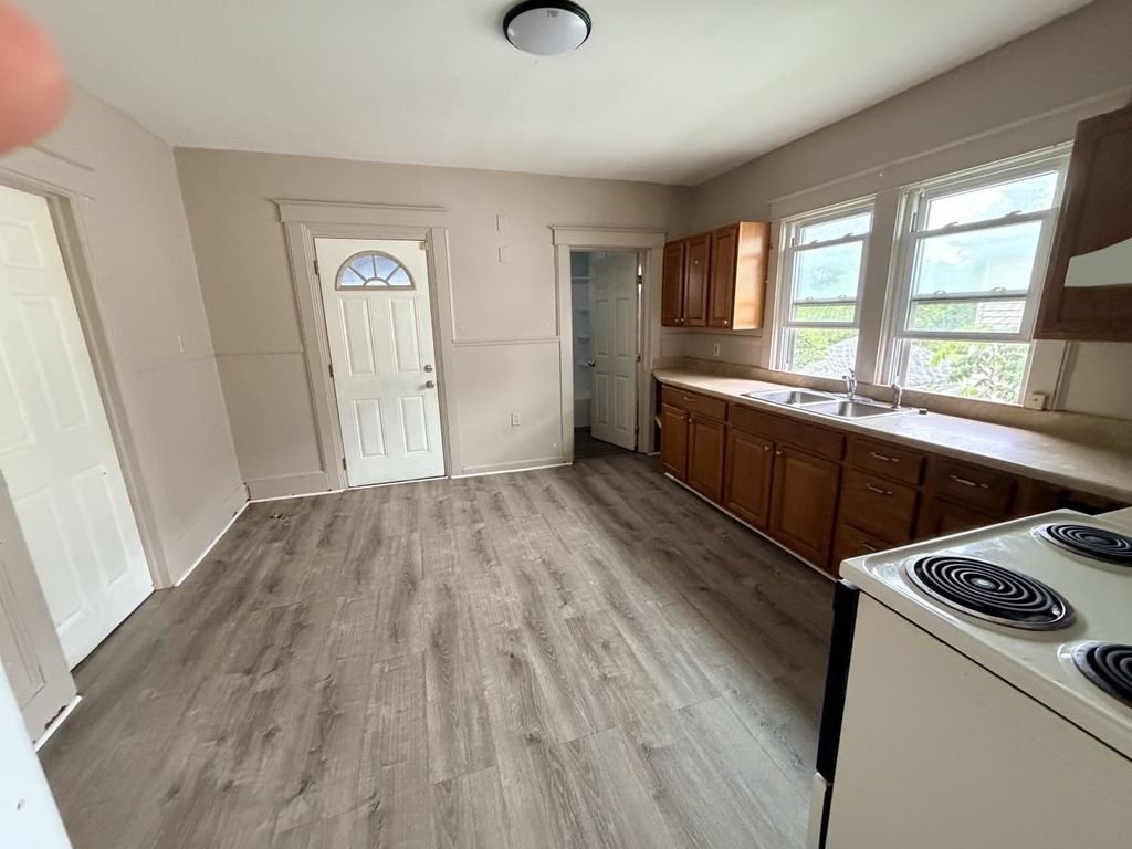 12 Tompkins St - Photo 6