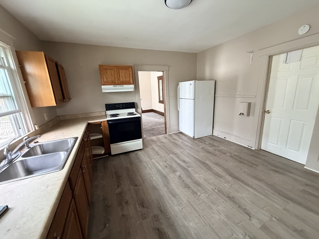 12 Tompkins St - Photo 9