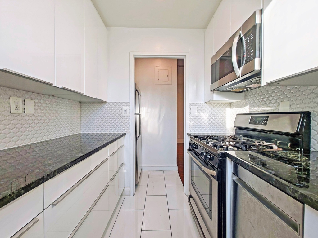 400 East 54th Street - Photo 4