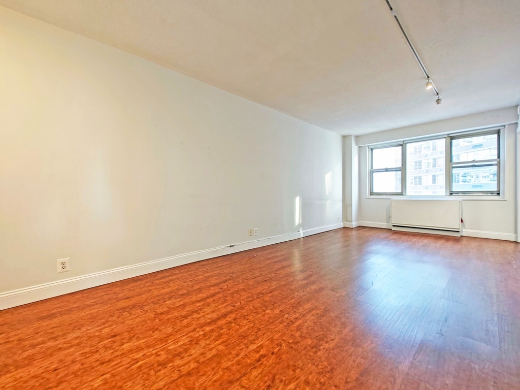 400 East 54th Street - Photo 1