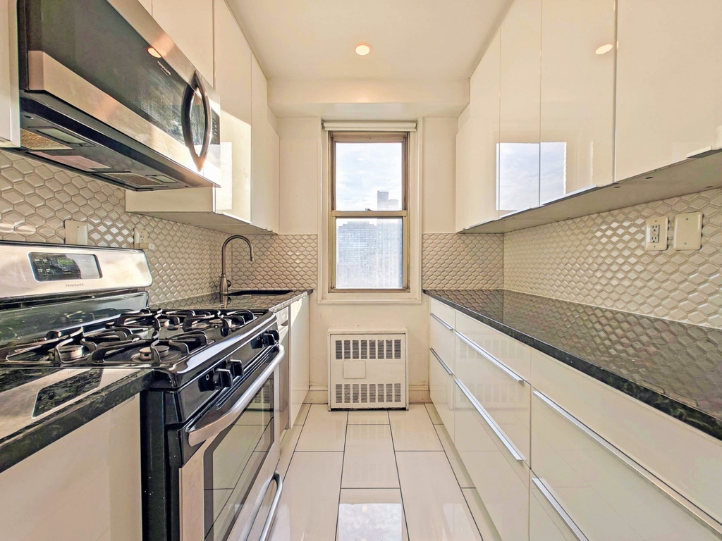 400 East 54th Street - Photo 3