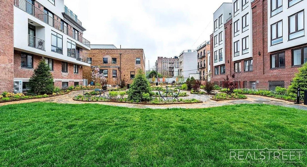 185 Leonard Street - Photo 14