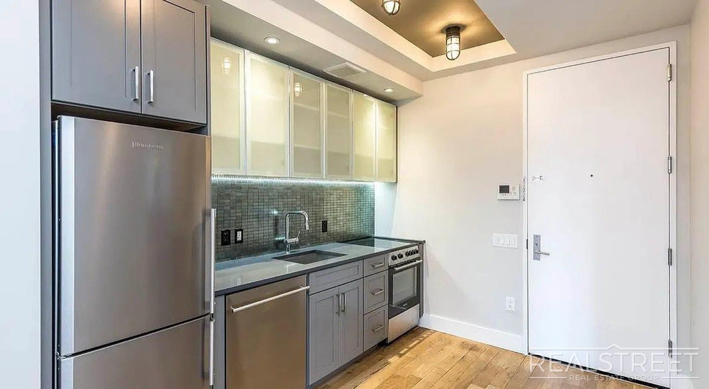 185 Leonard Street - Photo 2