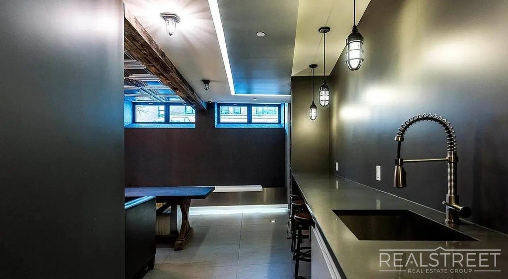 185 Leonard Street - Photo 5
